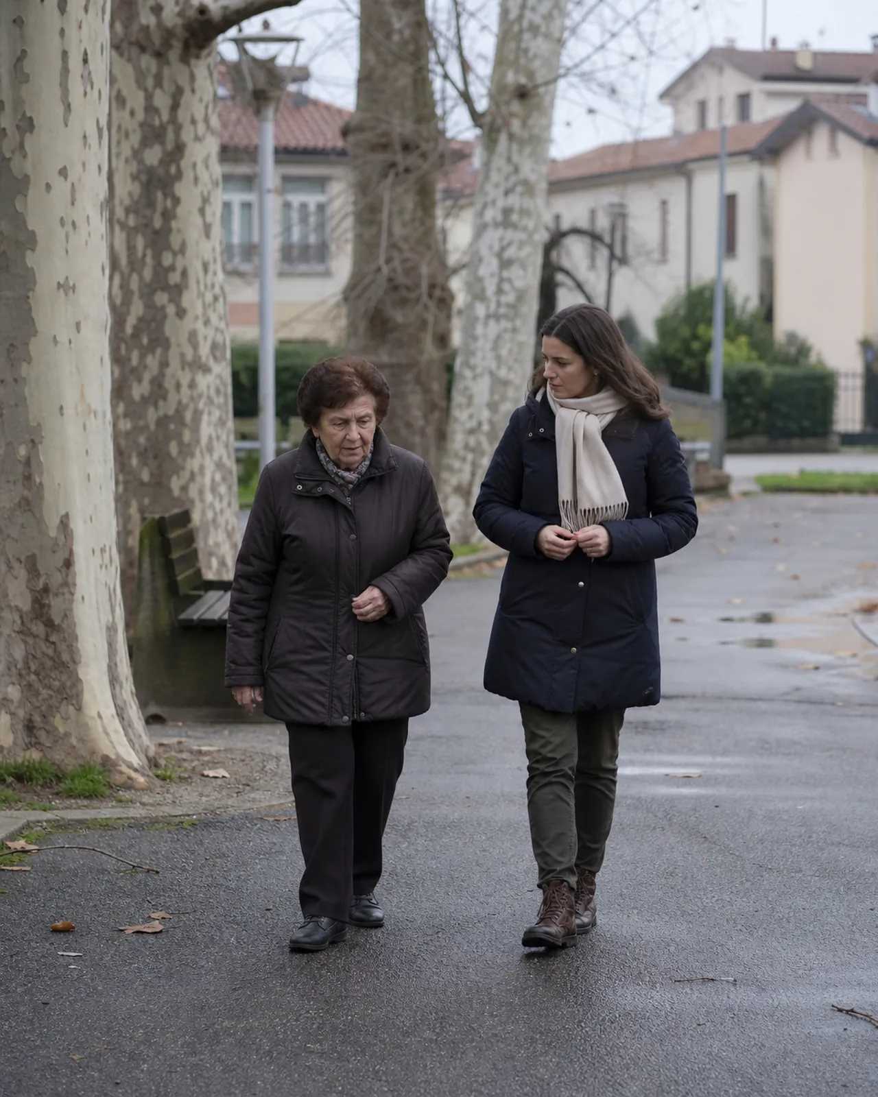 Donna anziana passeggia con una persona di compagnia in un parco a Padova