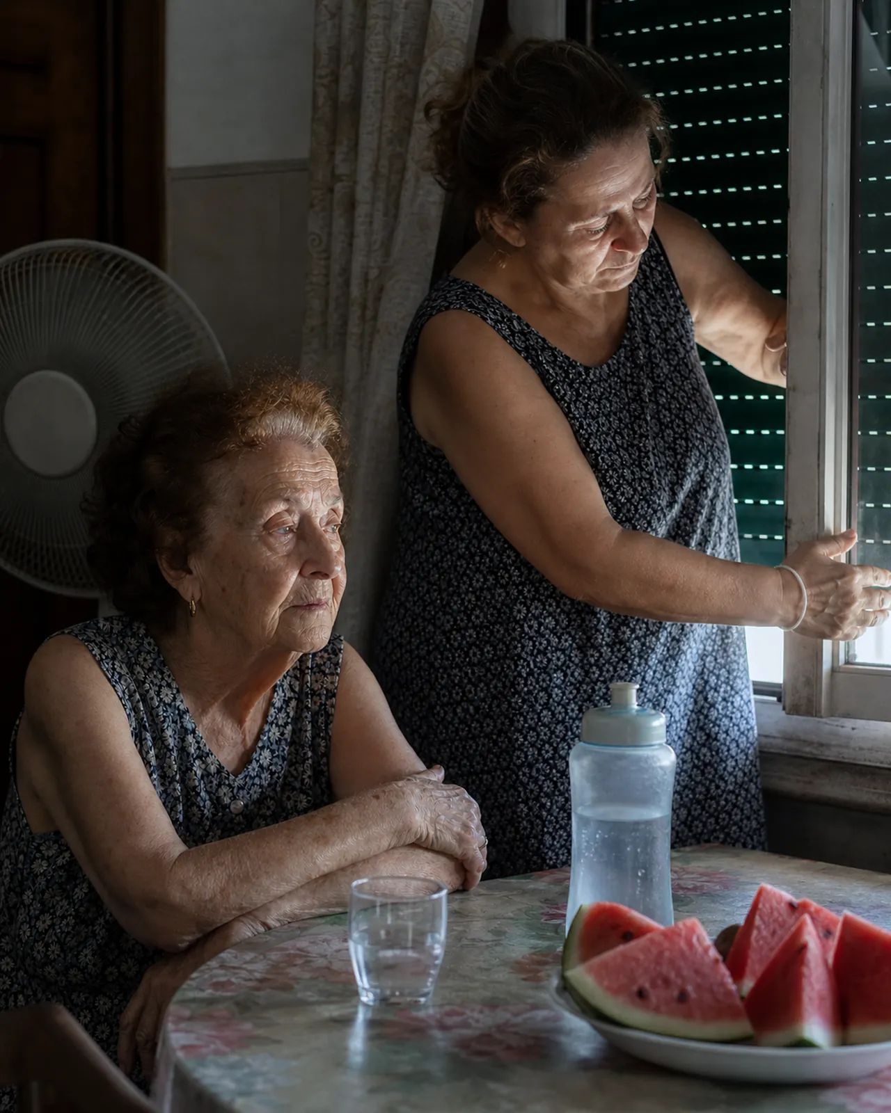 Vicina porta acqua e apre le imposte per una donna anziana a Padova