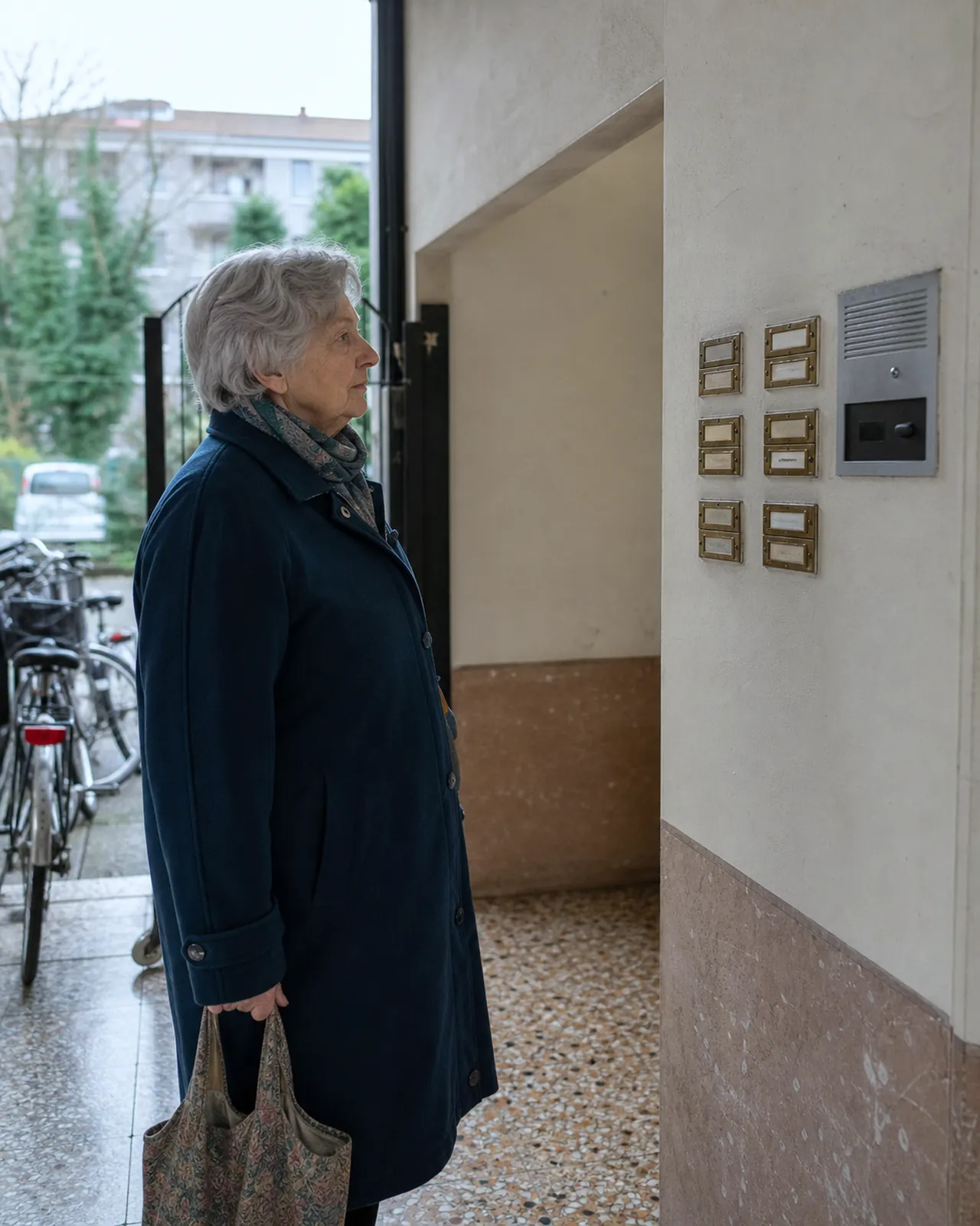 Donna anziana cerca il proprio ingresso nel condominio a Padova