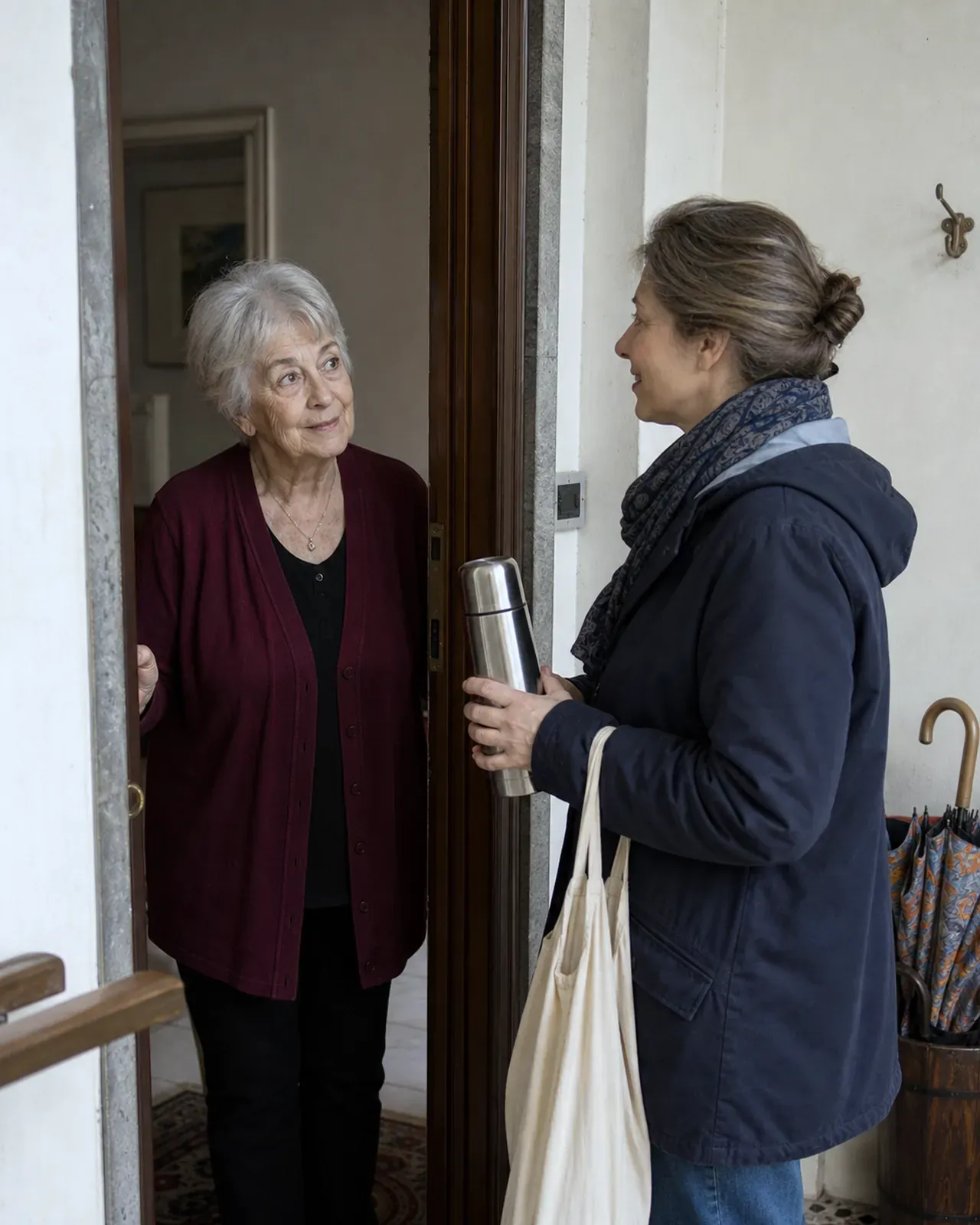 Donna anziana apre la porta a una vicina con un thermos a Padova