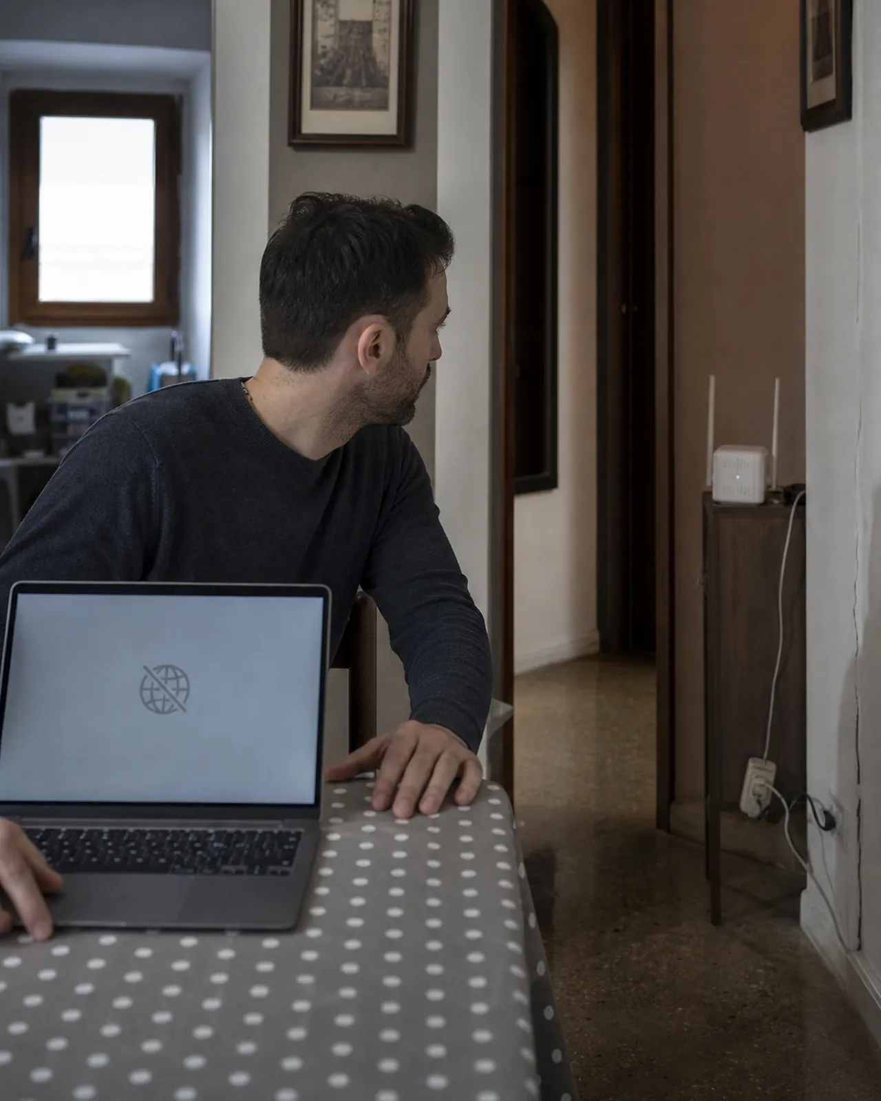 Uomo verifica in quale stanza il Wi-Fi non funziona in una casa a Padova