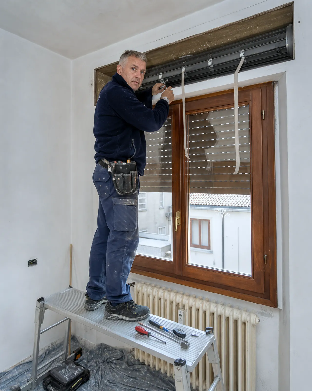 Tecnico ripara il cassonetto di una tapparella in un appartamento a Padova